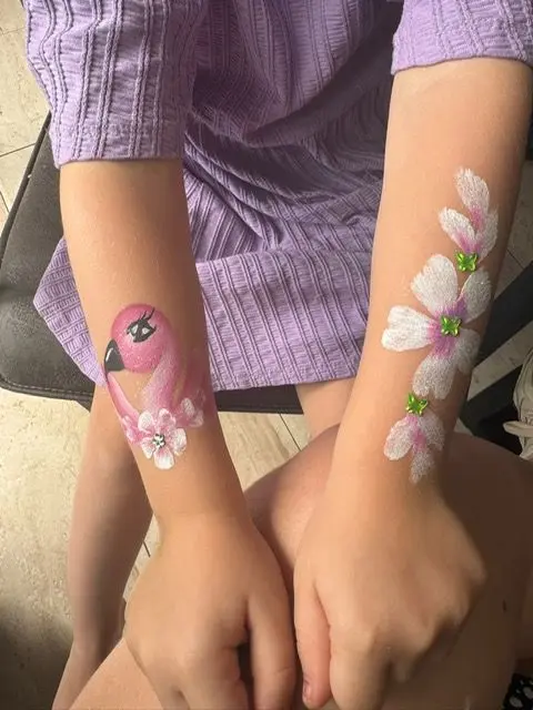 Flamingo en bloemen op de arm