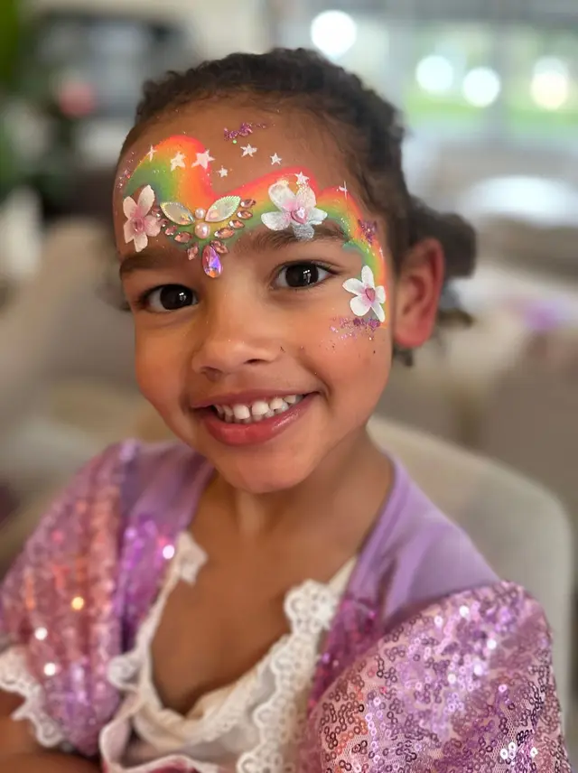 Regenboog met bloemen en glittersteentjes