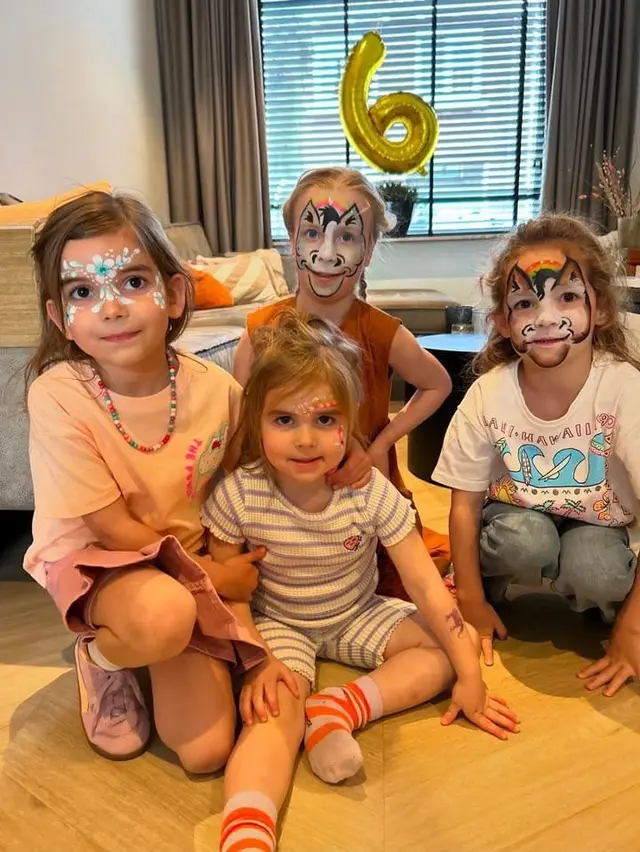 Verjaardagsfeestje met vier kinderen geschminkt